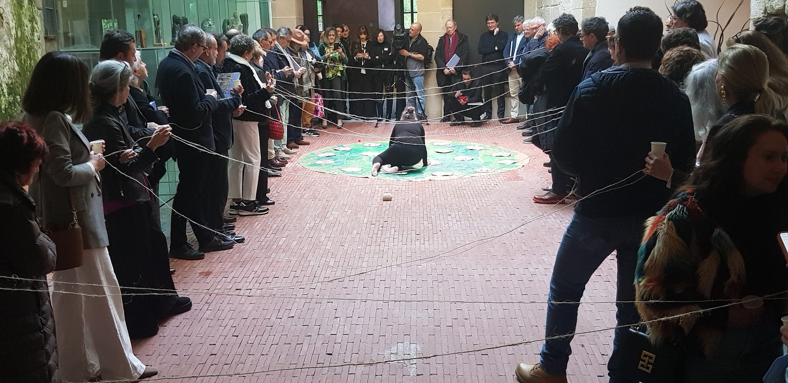Coincidamos! / Let's Agree!, 2025, performance: the artist kneels on the cloth with water symbols